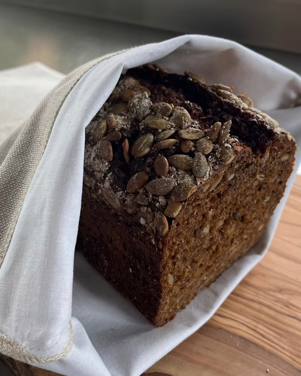 brödpåse i linne med bröd