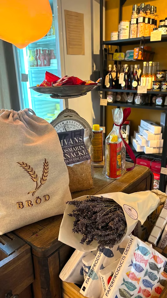 brödpåse i linne med brodyr i butik