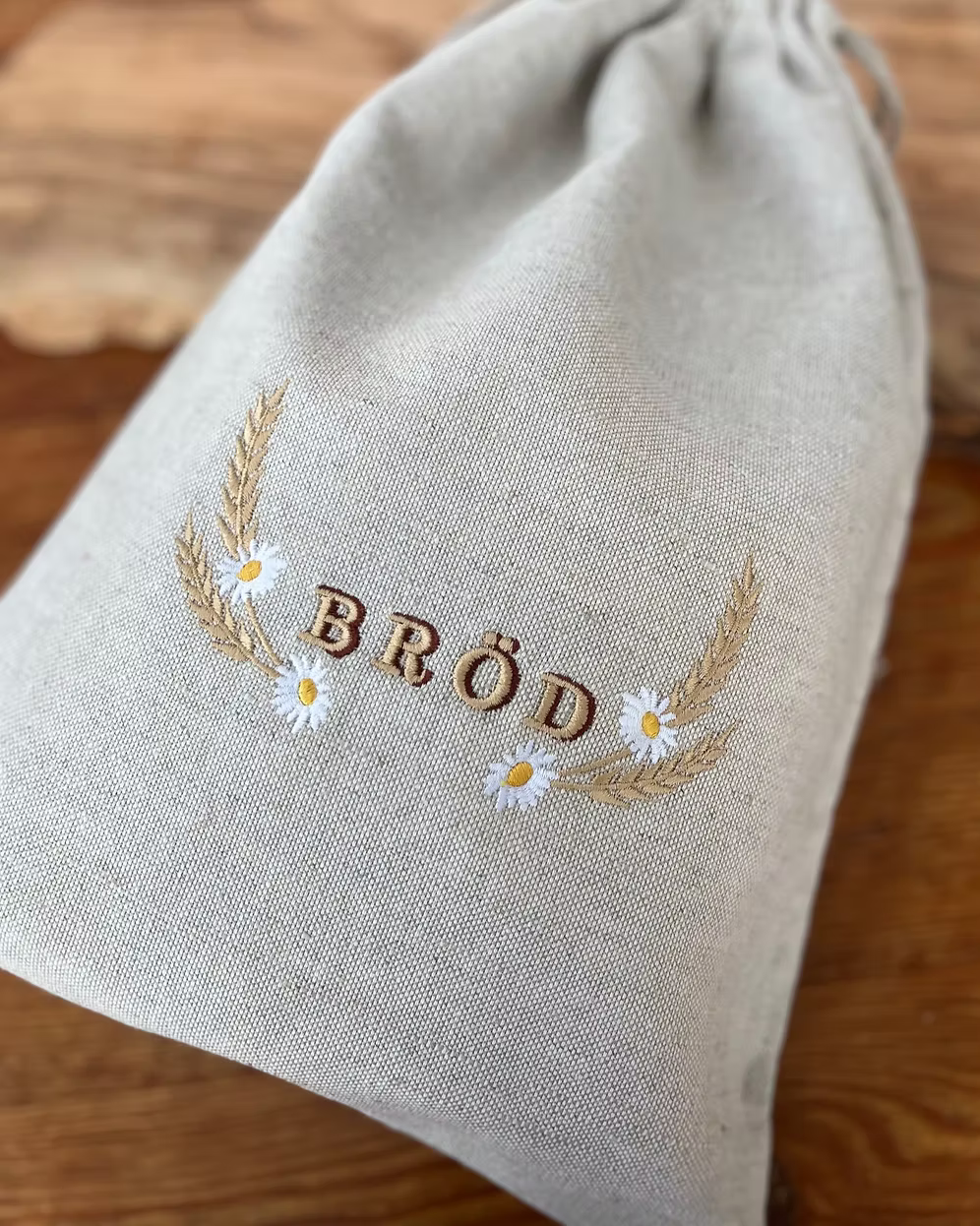 Broderad präsktkrage på brödpåse