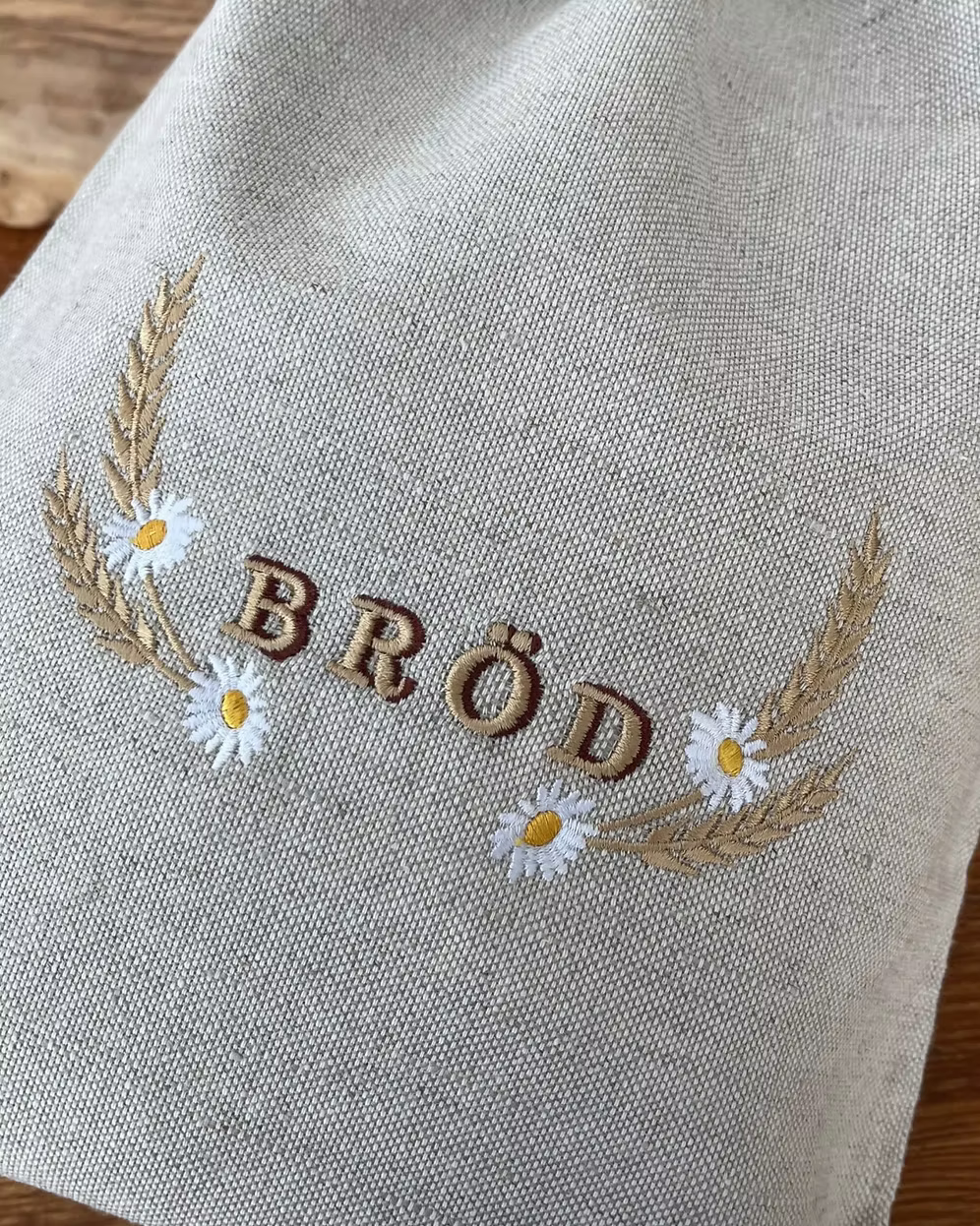 Broderad brödpåse i linne med daisyblomma
