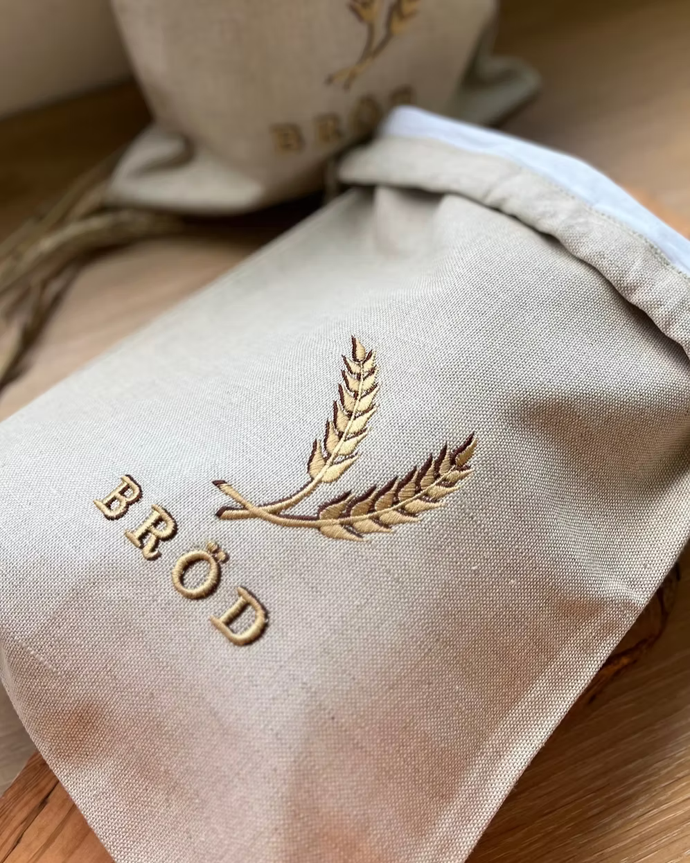 brödpåsar i linne med guld brodyr