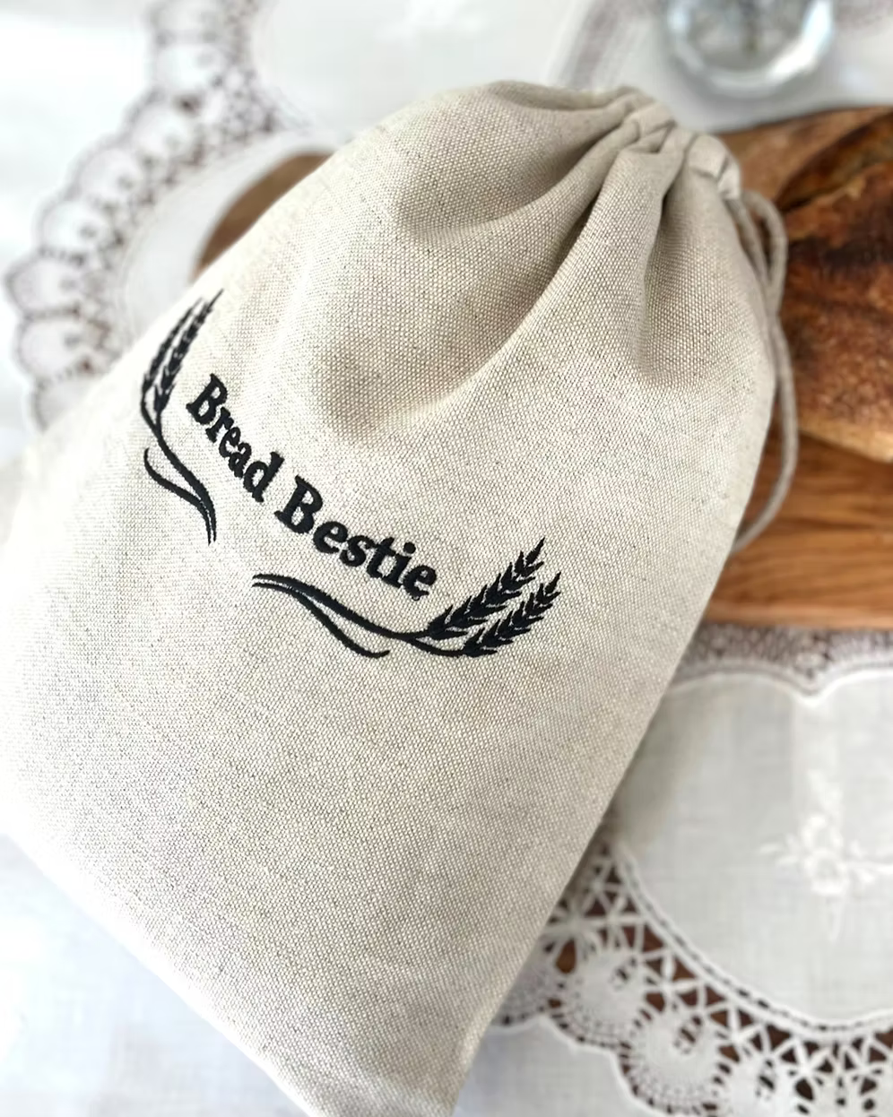 Broderad brödpåse på bord