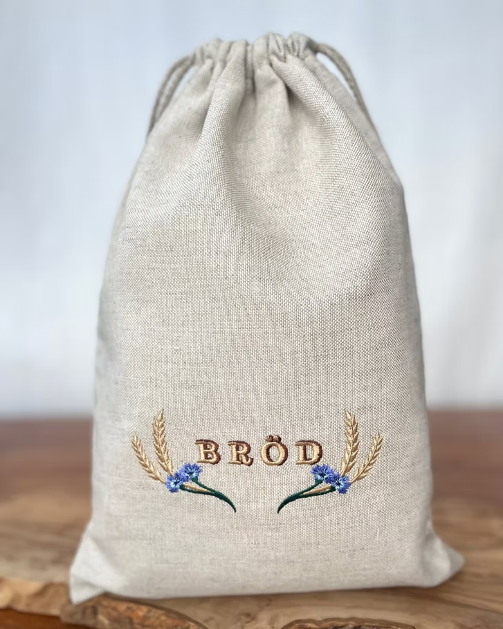 broderad brödpåse i linne med blåklintbrodyr