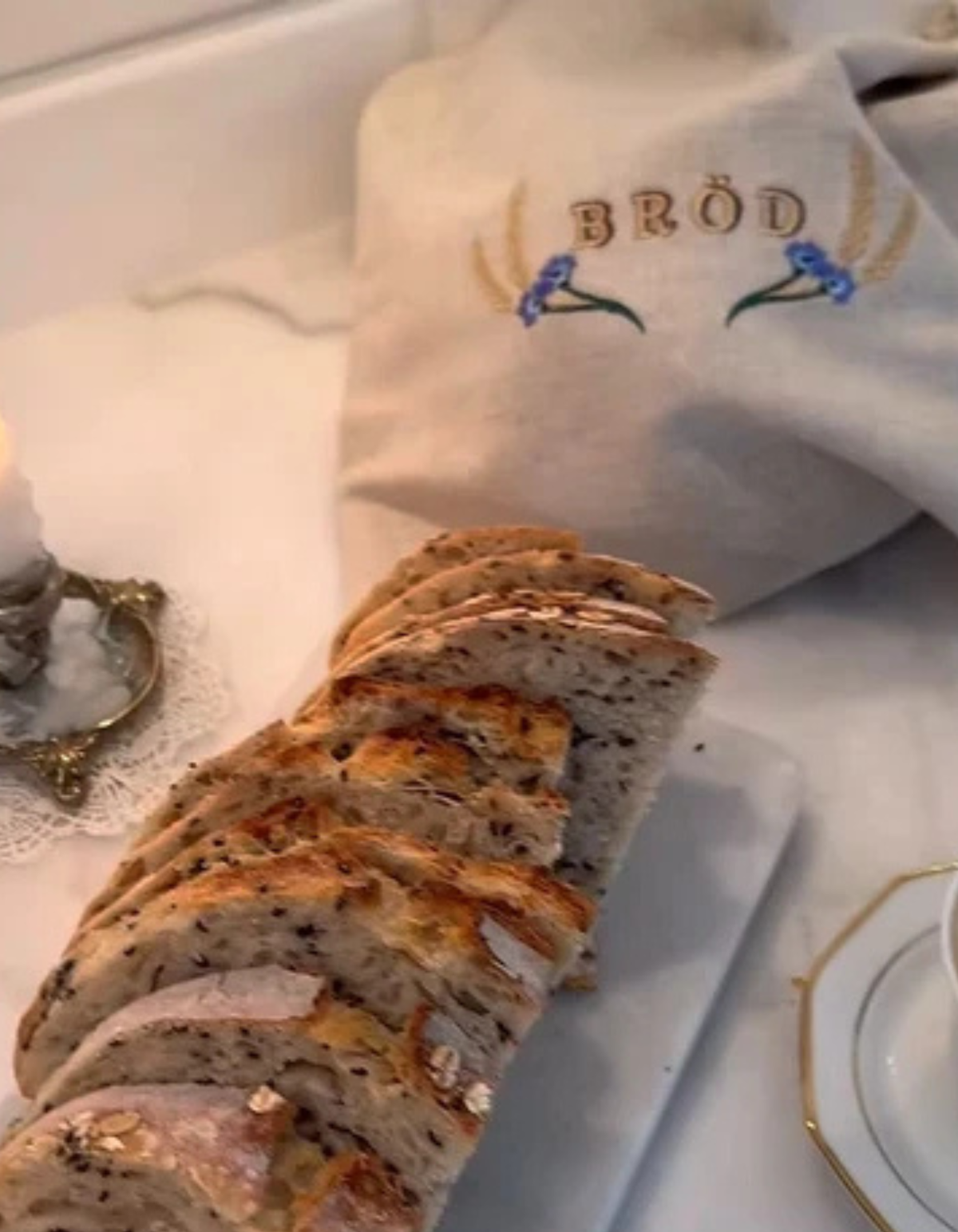 brödpåse i linnen med bröd och kaffe