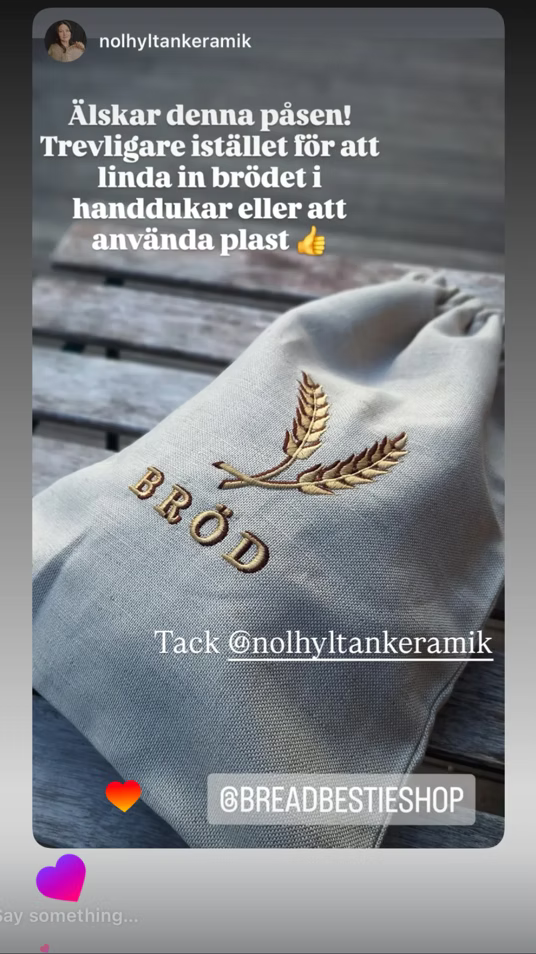 bread bestie på ett bord med guldbrodyr