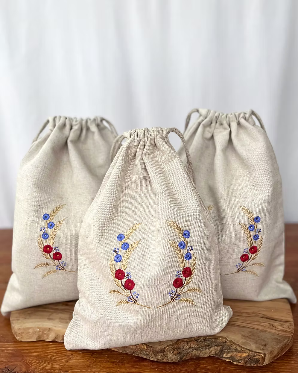 Broderade brödpåsar i linne med vacker brodyr